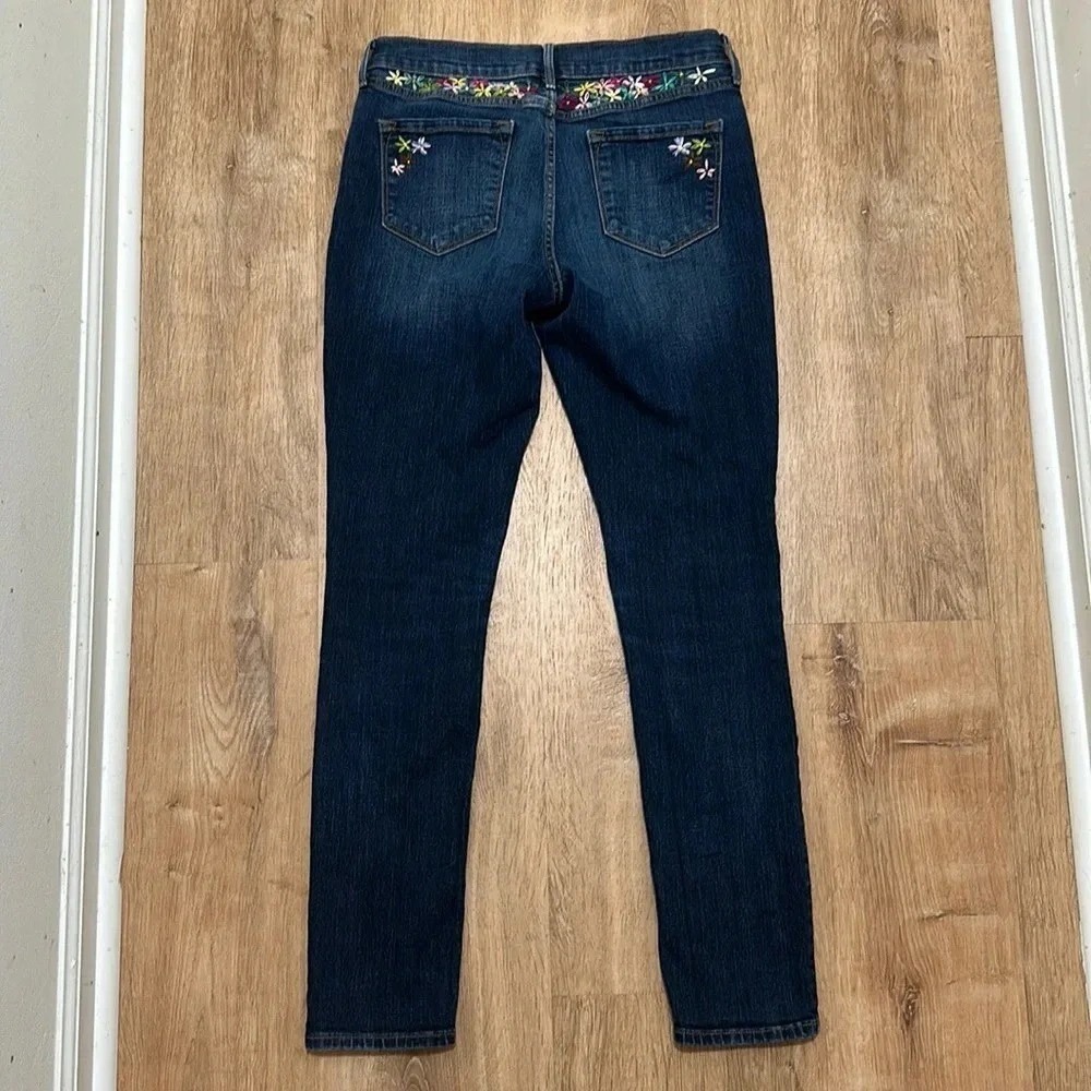 OLD NAVY | Woman's Embroidered Curvy/Profile Mid-Rise Denim Jeans, Size 6 - Picture 1 of 5